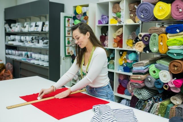 local comercial de telas reformas primer plano