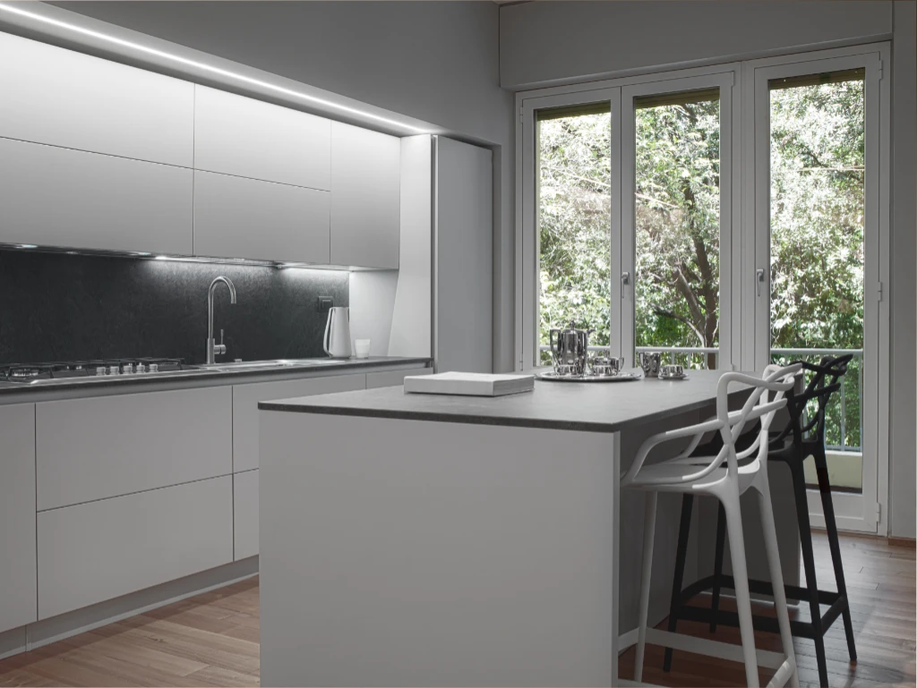 reformas integrales en Sant Boi - COCINA RENOVADA DE MADERA Y SILESTONE