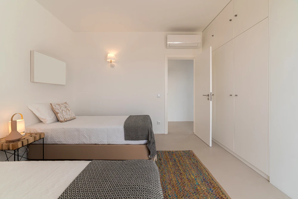reforma integral en Castelldefels - dormitorio con muebles empotrados - Renew-Barcelona