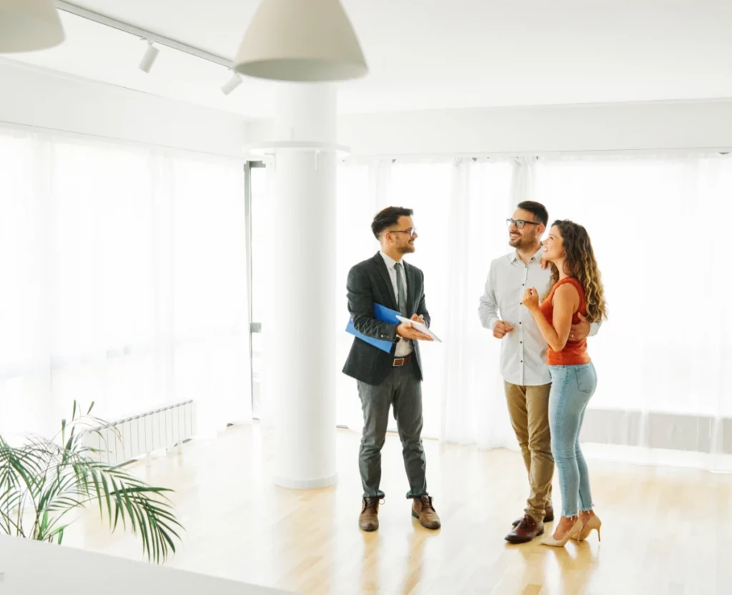 Tasador de inmueble está aconsejando a pareja sobre reformas para incrementar el valor del piso (foto conceptual)