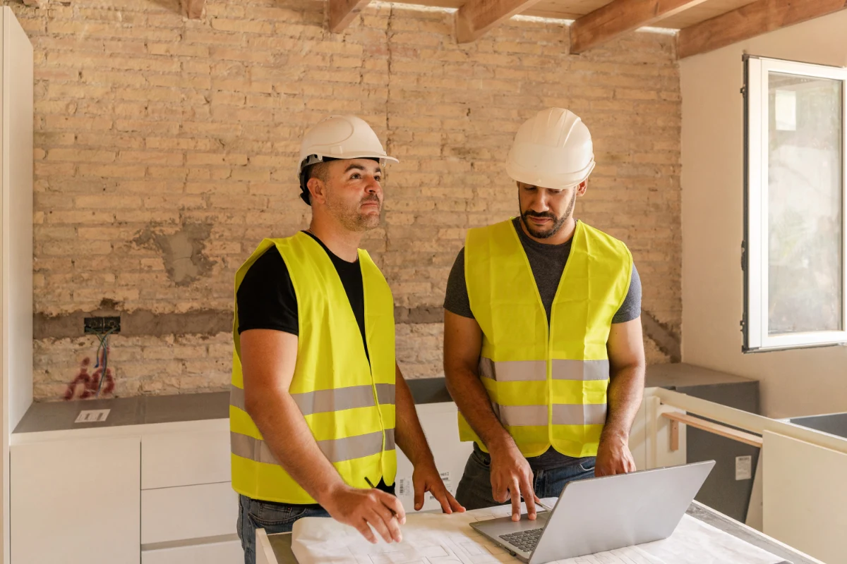 Técnicos en reformas revisan como van a realizar la reforma de una cocina que mejorará la calidad de vida de los ocupantes y que además revalorizará dicha propiedad.
