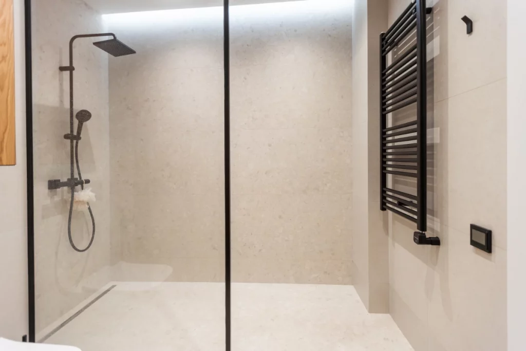 cambio de bañera por plato de ducha - reformas Sant Martin - Renew Barcelona