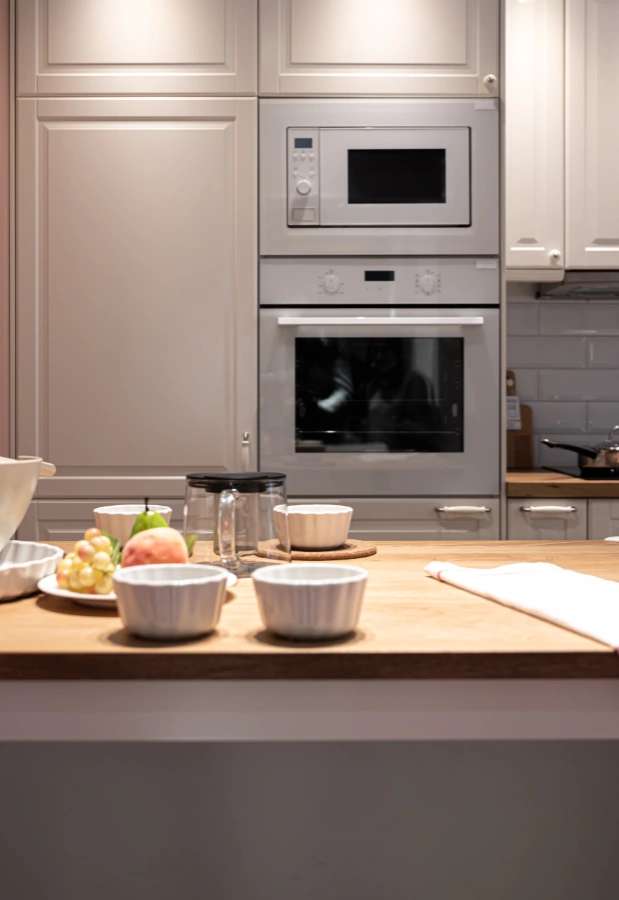 cocina y mesa isla en reforma de cocina en reforma en Sant Marti - Renew Barcelona trabajamos en Pueblo Nuevo y Port Olimpic y Sant Martí de Provençals, La Verneda i la Pau, El Besòs i el Maresme y Provençals del Poblenou