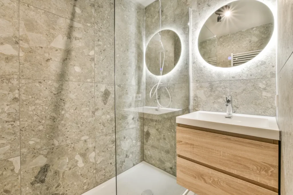 cambio de bañera por plato de ducha estilo básico en Barcelona - Renew