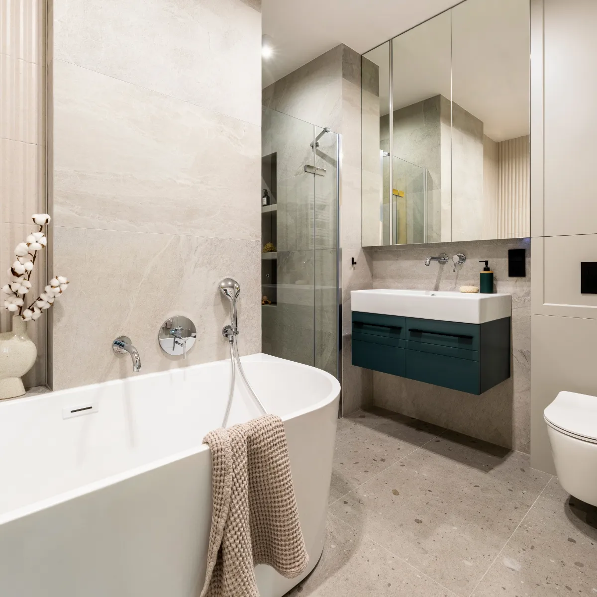 reforma de baño en Cornellà con bañera y ducha