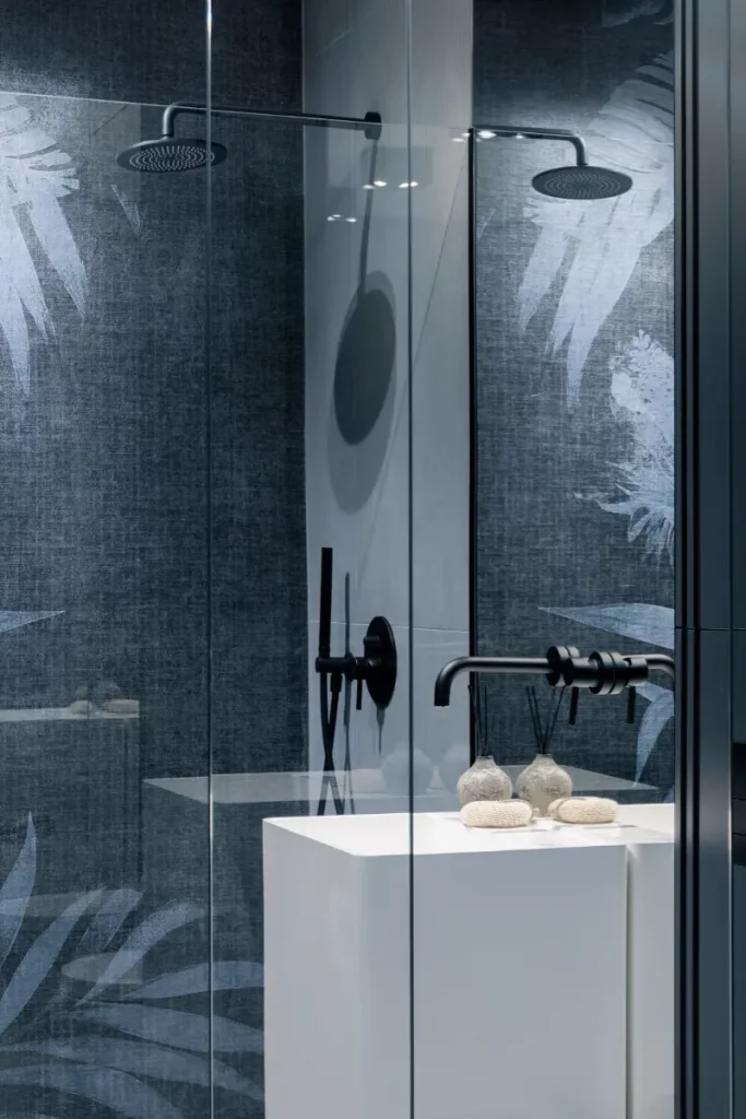 Cambiar bañera por plato de ducha en Gavà. reformas integrales en Gavà - Renew Barcelona - Reformas en Barcelona y reformas en el Baix Llobregat especialistas en reformas de baños