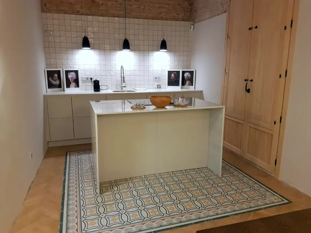 reformas integrales en Barcelona com reforma de cocina moderna y rustica a la vez